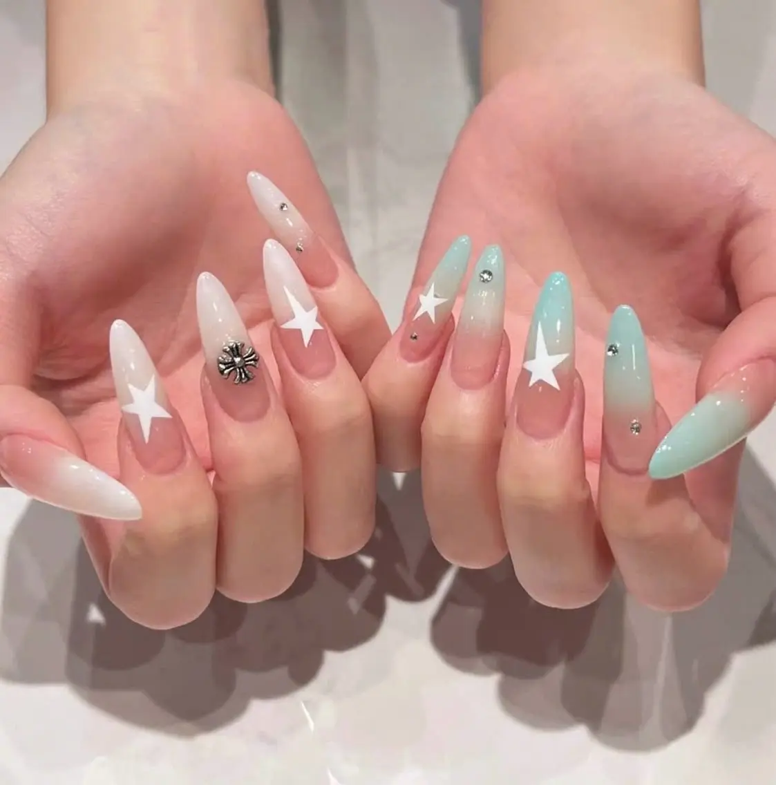 ネイル フラッシュネイル フレンチネイル グラデーション キラキラネイル 韓国ネイル ハンドネイル moon nailsのネイルデザイン