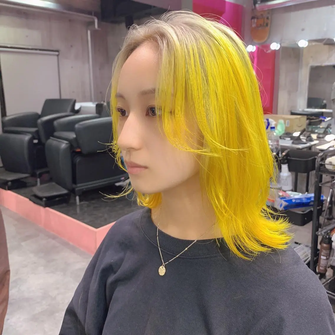 ミディアム カラー イエローカラー レイヤーカット ホワイト&レイヤーカ ットエクステ長畠俊輔のヘアスタイル