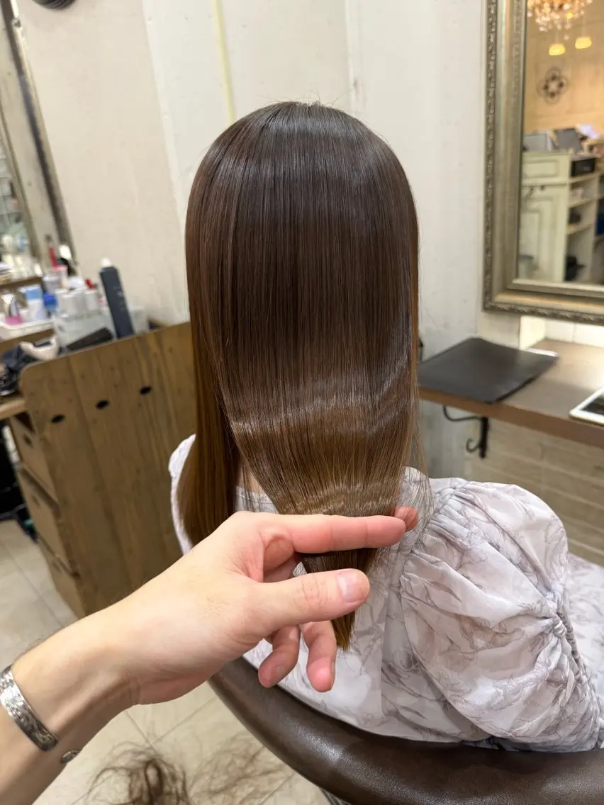 セミロング 髪質改善 縮毛矯正 地毛風ストレート 早坂裕真のヘアスタイル