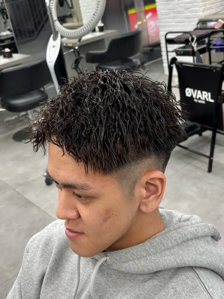 メンズ フェードカット メンズパーマ メンズツイストパーマ ツイストパーマ カット パーマ 【ØVARL】🦁 メンズパーマ/レオのヘアスタイル