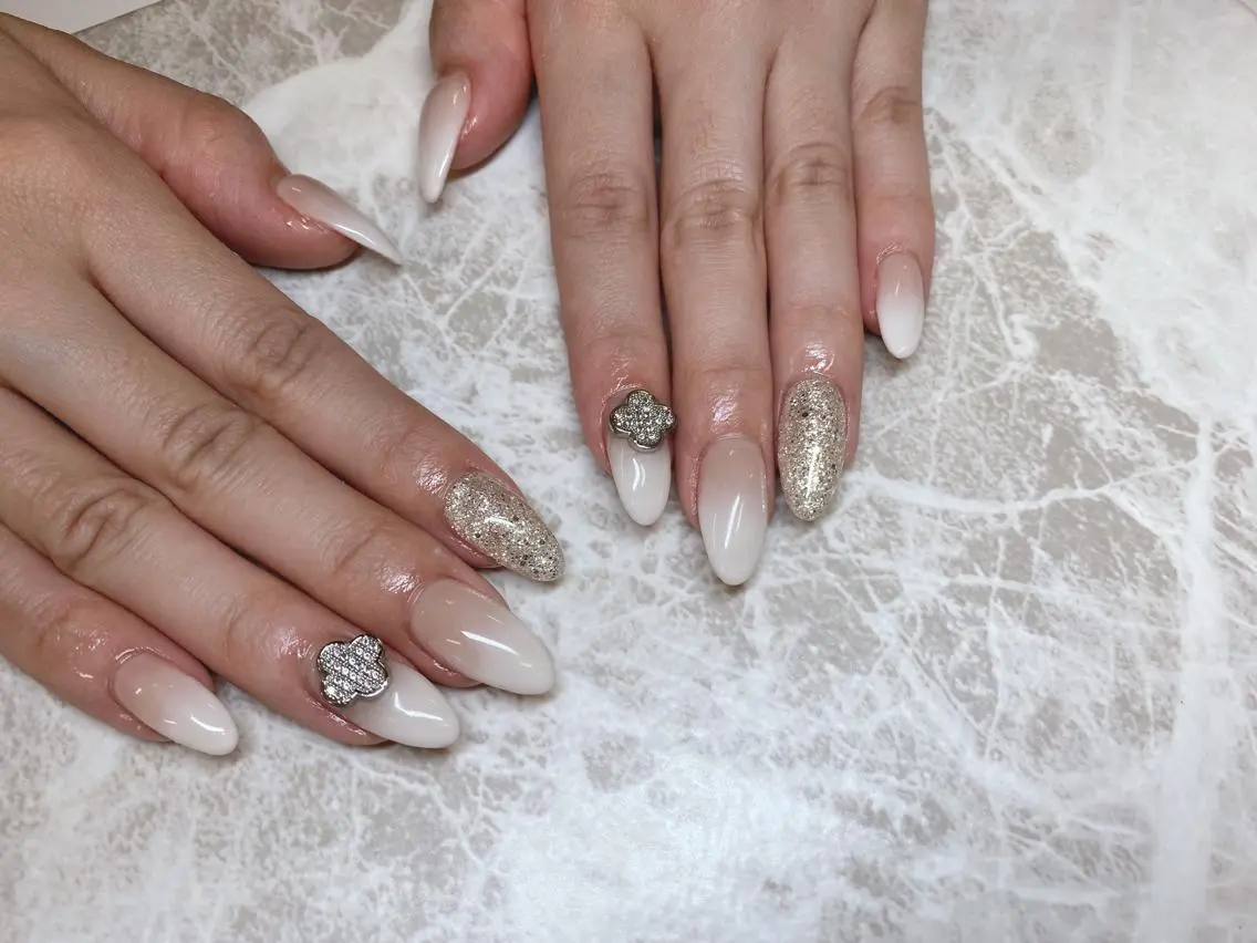 ネイル 長さ出し フットネイル フレンチネイル ジェルネイル ガラスフレンチ ハンドネイル salon Lilouのネイルデザイン