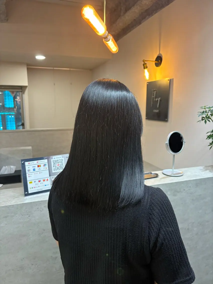 セミロング カラー しゅり Flag hairのヘアスタイル