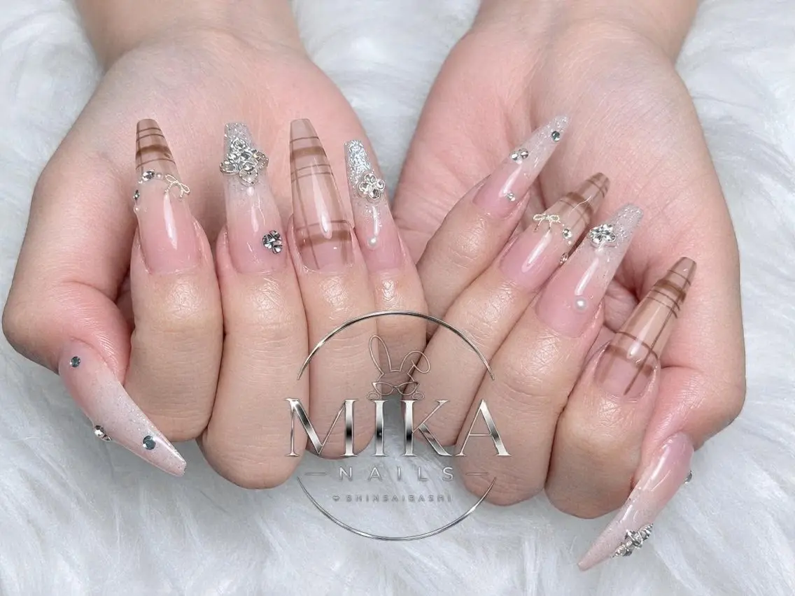 ネイル ガーリー キラキラネイル 韓国ネイル ロングネイル シンプルネイル ハンドネイル 🦊Genie🦊 Mika Nailsのネイルデザイン