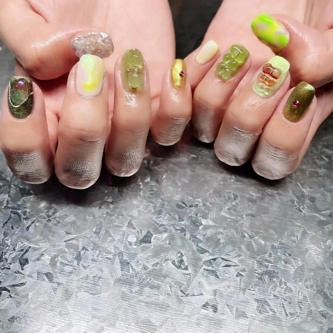 ネイル オーロラネイル 氷ネイル・うるうるネイル 韓国ネイル マグネットネイル ミラーネイル ハンドネイル VOLLMOND nailのネイルデザイン