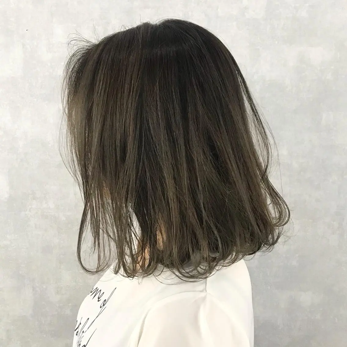 ミディアム カラー アッシュ ブリーチ 透明感カラー ハイライトカラー ハイライト K-POP好き美容師 🇰🇷Kai.Yのヘアスタイル