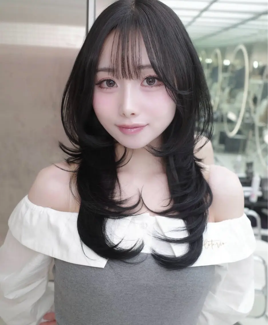 セミロング がわ/ハイレイヤー /ハイトーンカラーのヘアスタイル