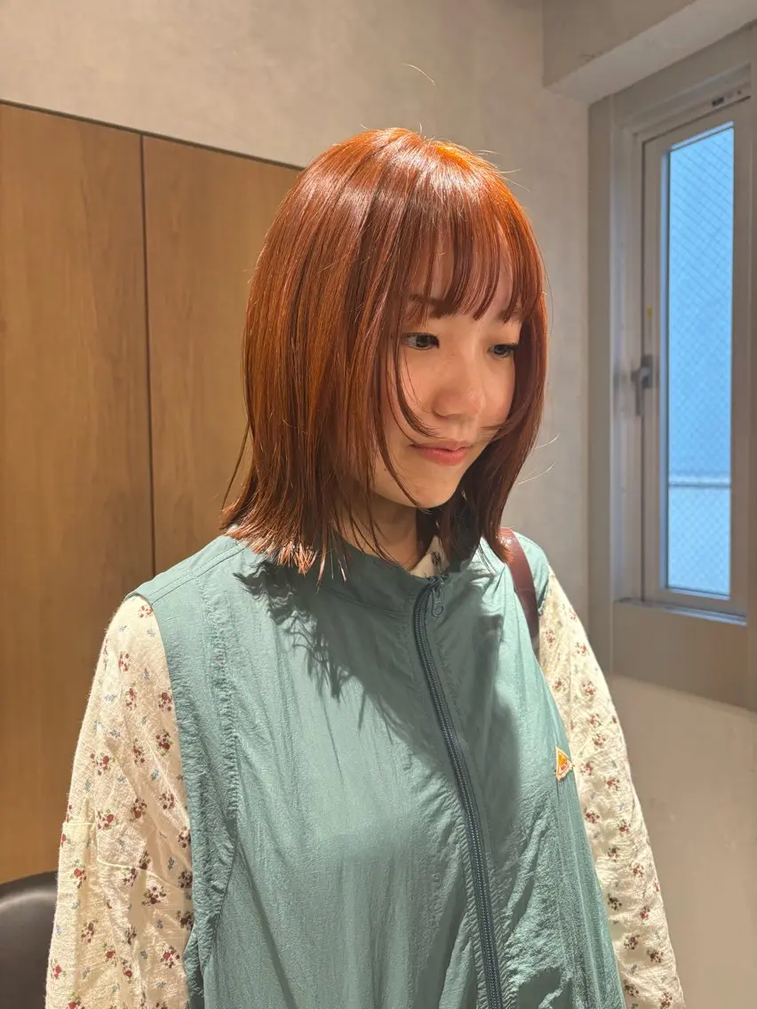 ミディアム カラー ボブレイヤー ベージュカラー ブリーチ ブリーチなしカラー オレンジ カット ヘアカラー トリートメント mei｜顔まわり ×透明感カラーのヘアスタイル