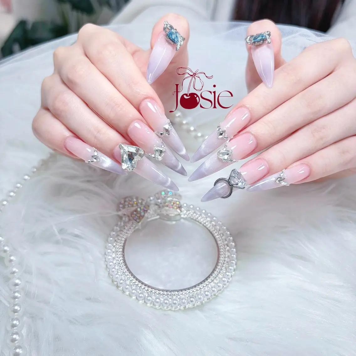 ネイル キラキラネイル 韓国ネイル ロングネイル ワンホンネイル ハンドネイル Josie nail salonのネイルデザイン