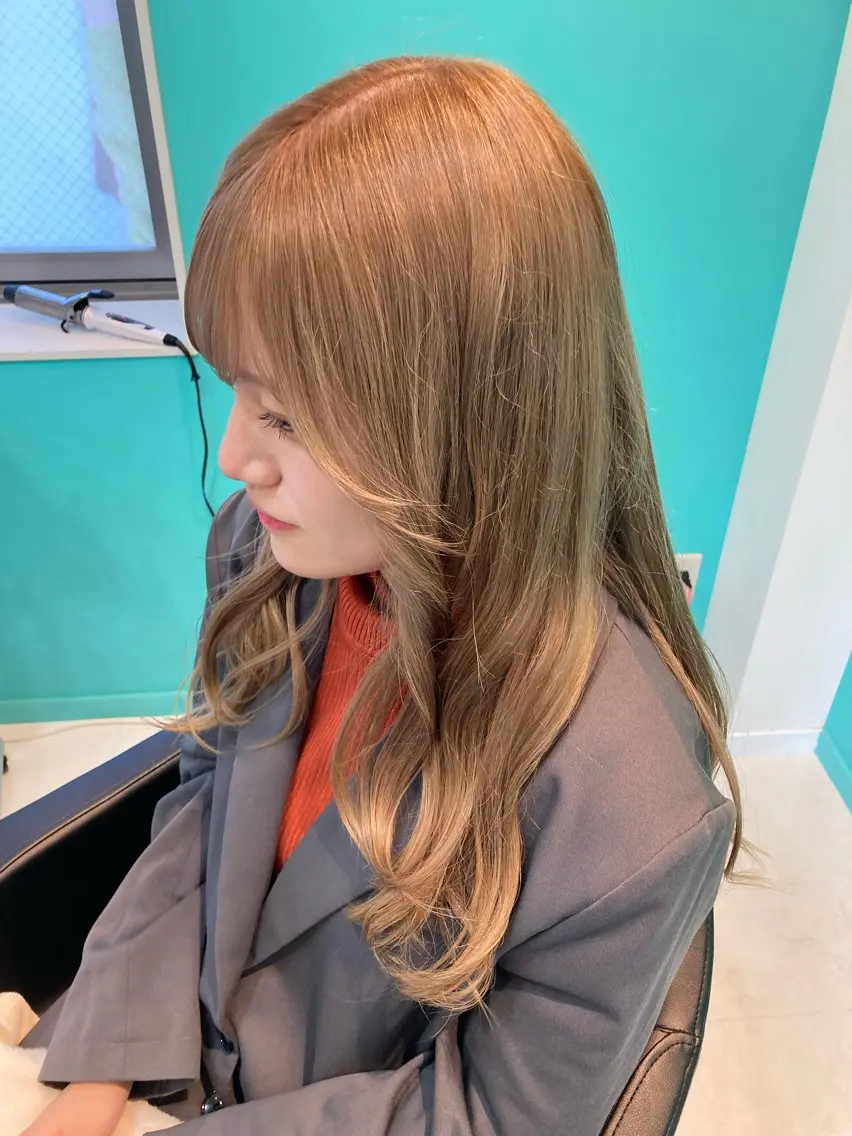 ロング カラー ベージュカラー ミルクティーベージュ 🫧透明感✨ブリーチ 💫ダメージレス🫧のヘアスタイル