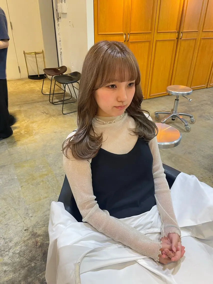 セミロング カラー ブリーチ ヘアカラー トリートメント MIOベージュカラー 柔らかいカラーのヘアスタイル