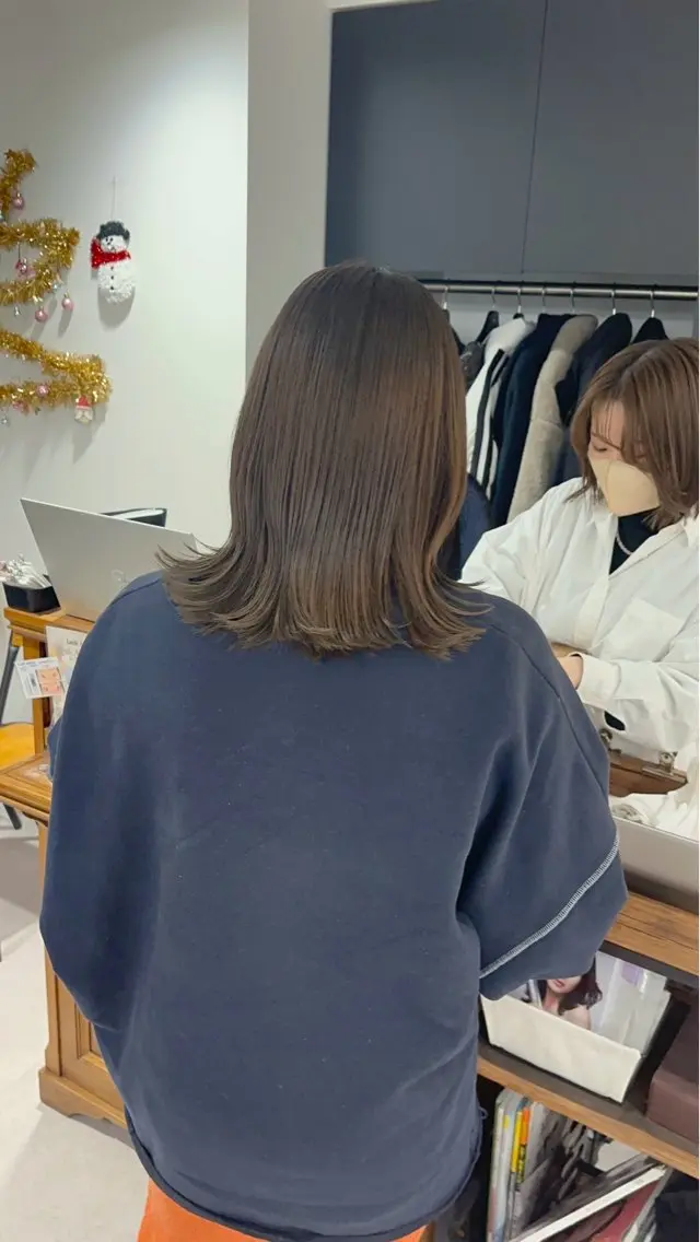 ミディアム カラー パーマ ヘアアレンジ メンズ キッズ トリートメント レイヤーカット／ 巻ける縮毛矯正のヘアスタイル