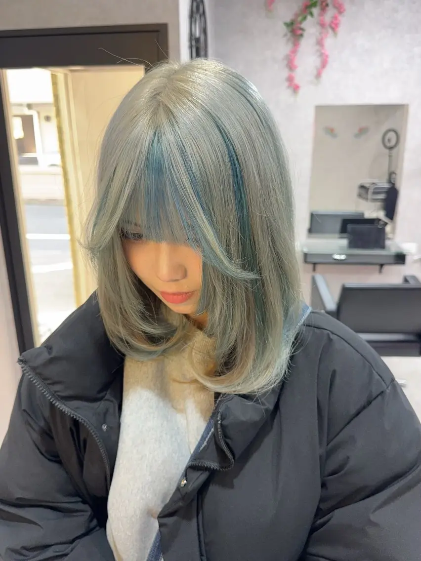 ミディアム カラー ブリーチ ブルーカラー シルバー 韓国ヘアー🦄ྀི オタク美容師🌈山本のヘアスタイル