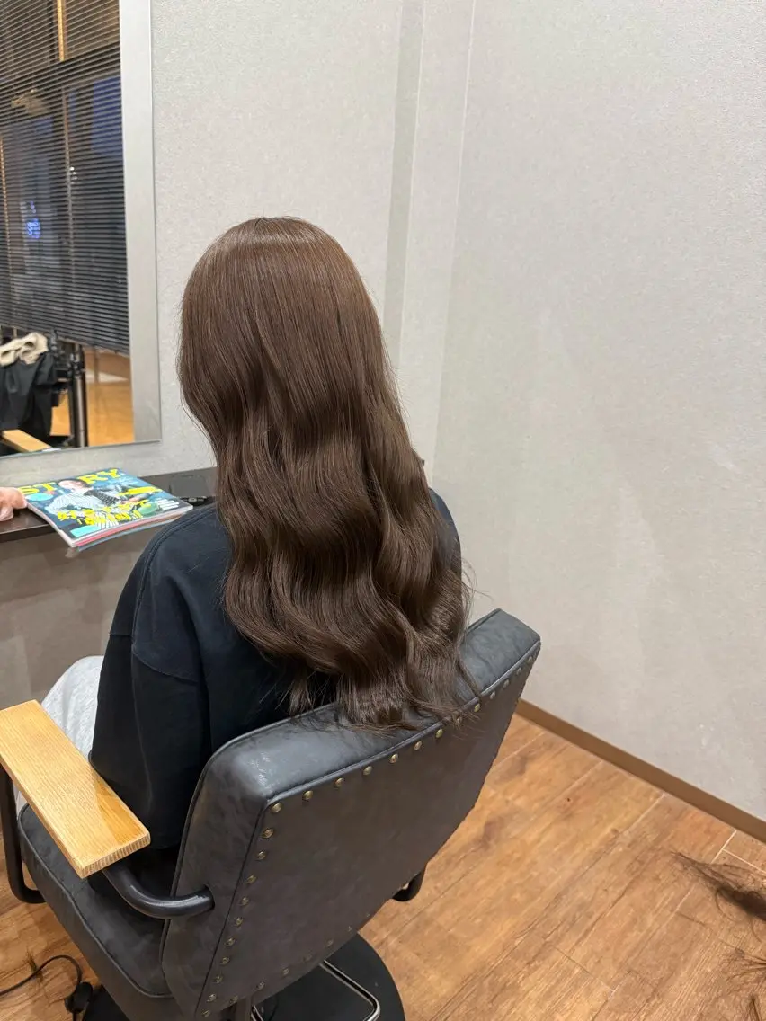 ロング カラー グレージュ ヘアカラー トリートメント 鵜飼 真伍のヘアスタイル