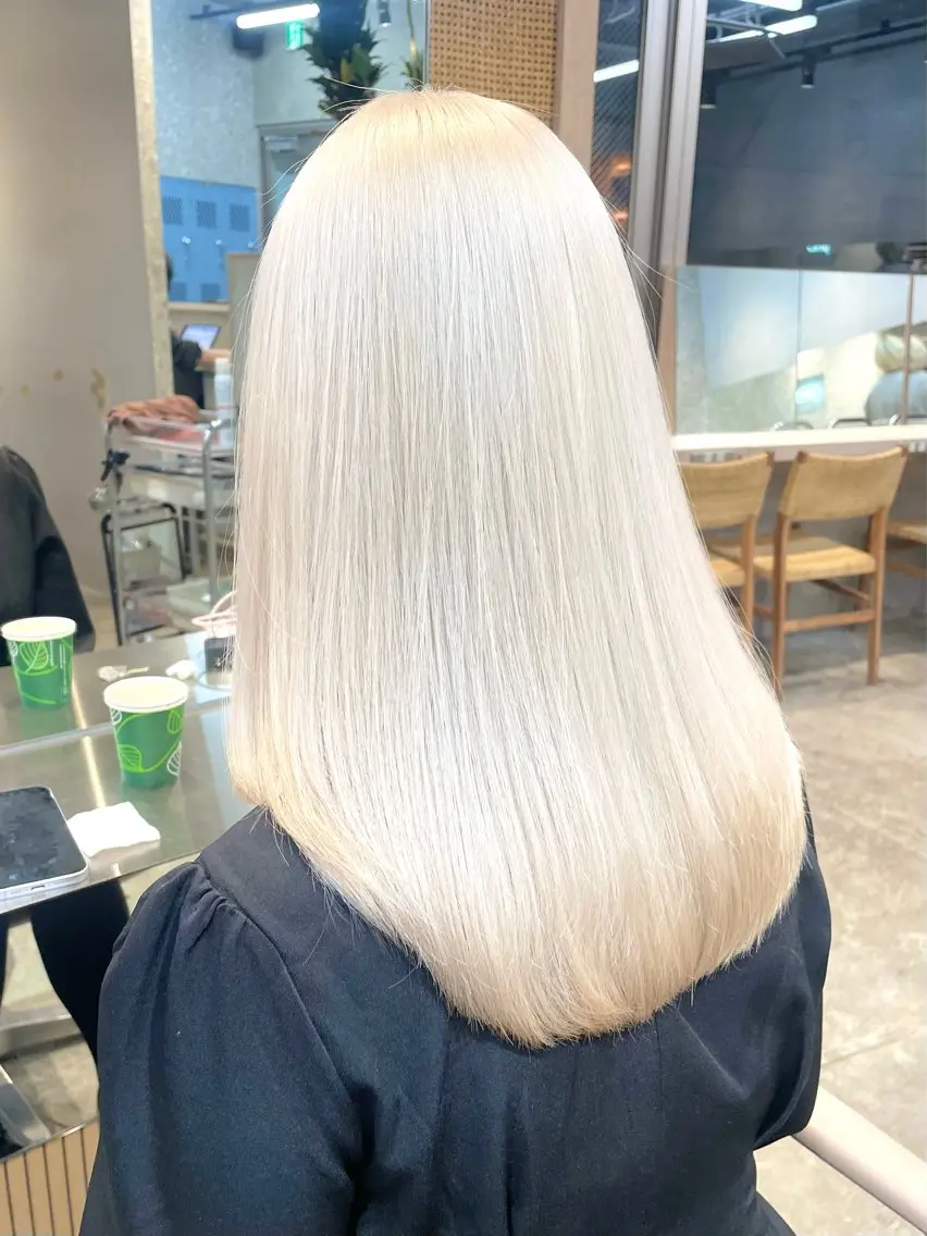 ミディアム ヘアカラー ハイトーン💎 ホワイトベージュ坪谷のヘアスタイル