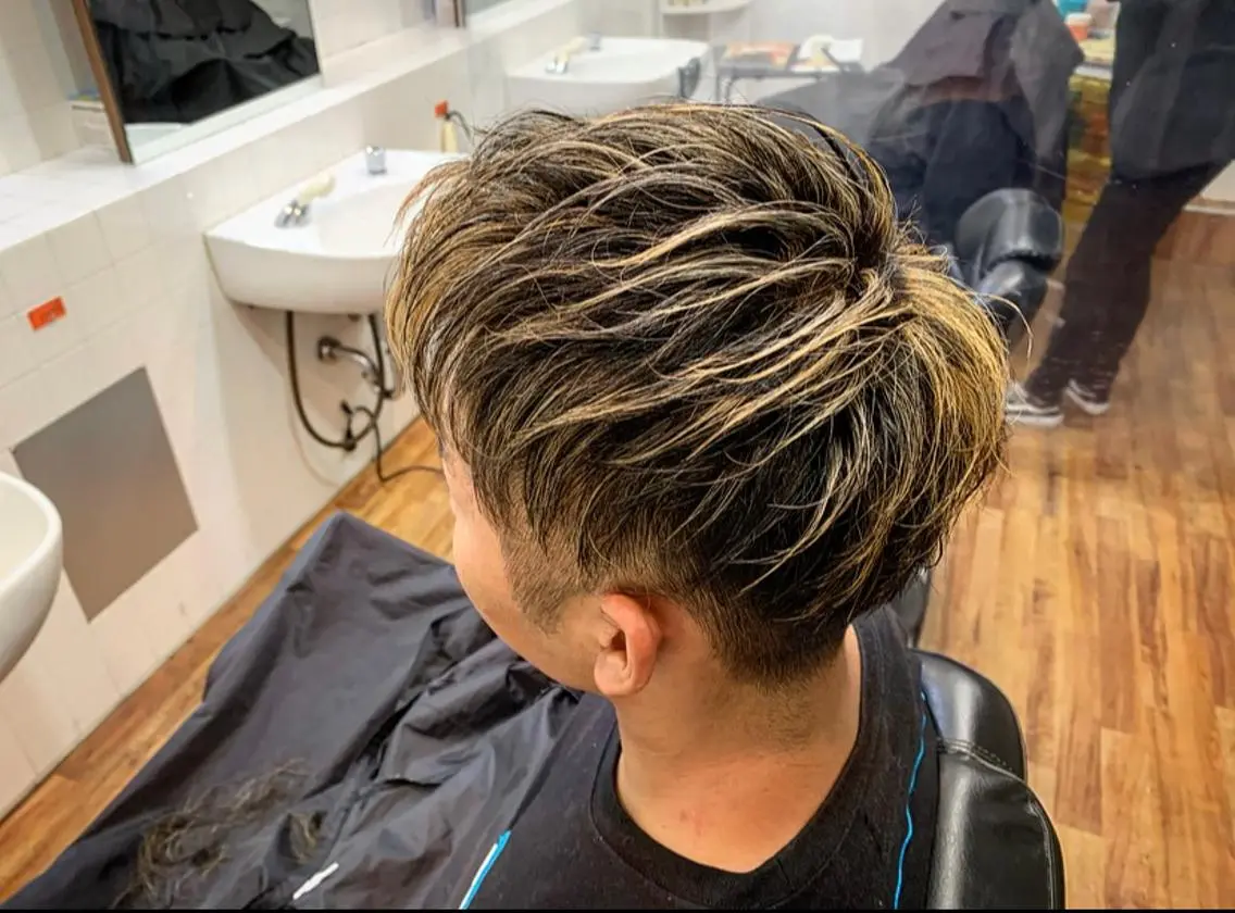 ショート カラー 綾田 一蔵のヘアスタイル