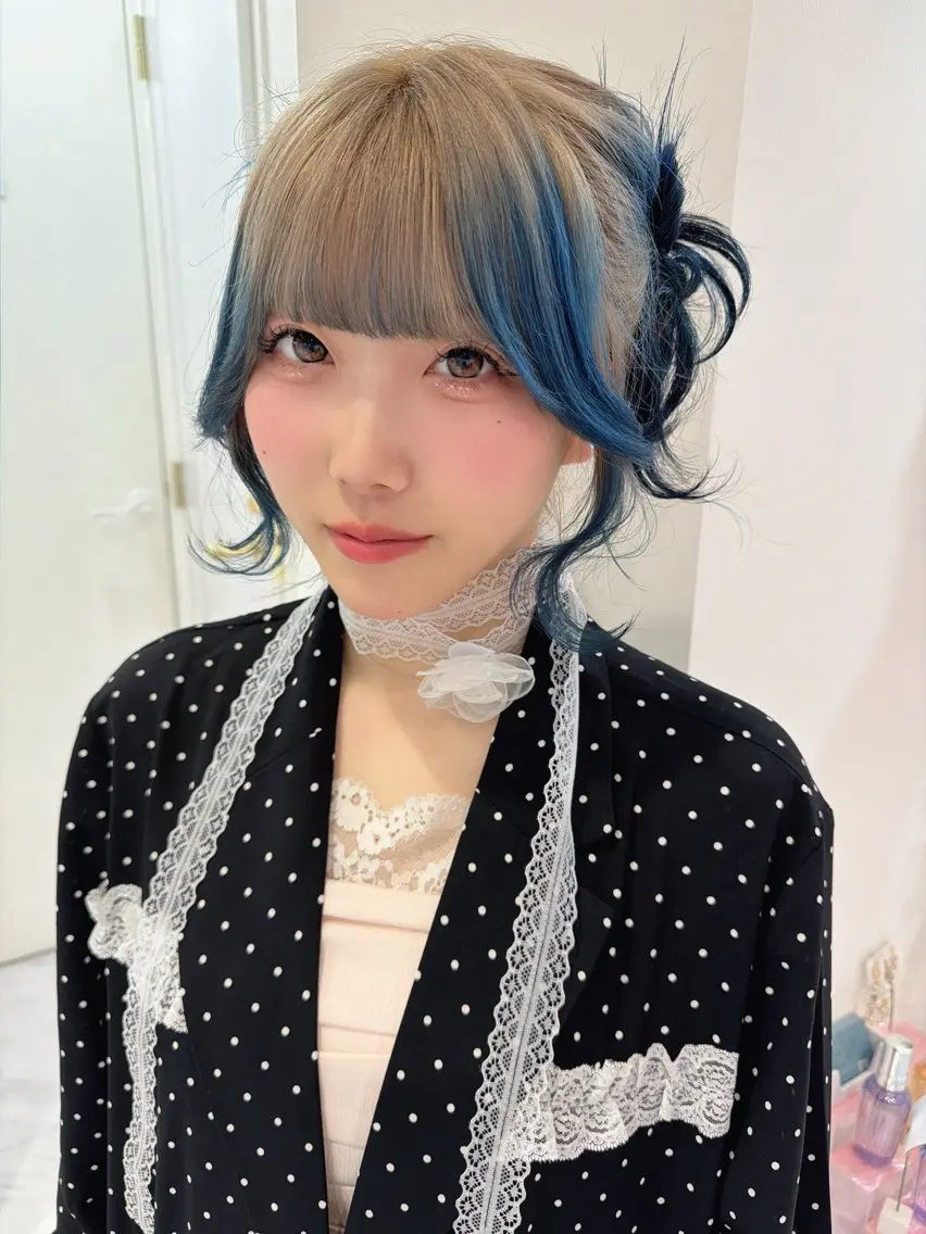 ミディアム カラー ヘアアレンジ ブルーカラー シルバー ヘアカラー SAYAKA 🍒／ボブ／暖色のヘアスタイル