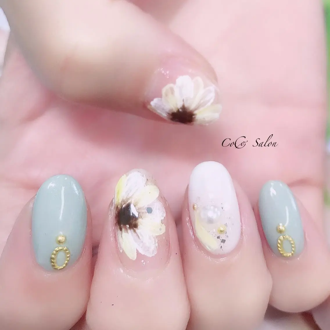 ネイル 長さ出し フラワーネイル ジェルネイル グリーン ホログラムネイル ハンドネイル CoCoSalon ネイル/まつ毛予約のネイルデザイン