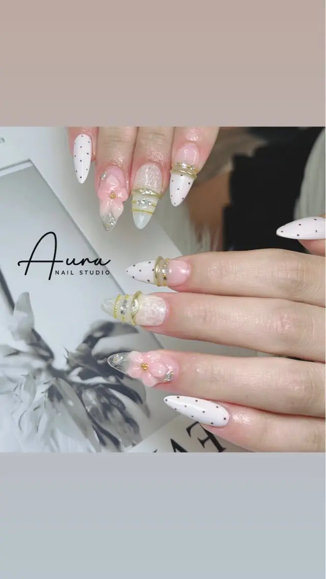 ネイル ドット フラワーネイル ガーリー ゴールド 韓国ネイル ハンドネイル Aura Nail Studioのネイルデザイン