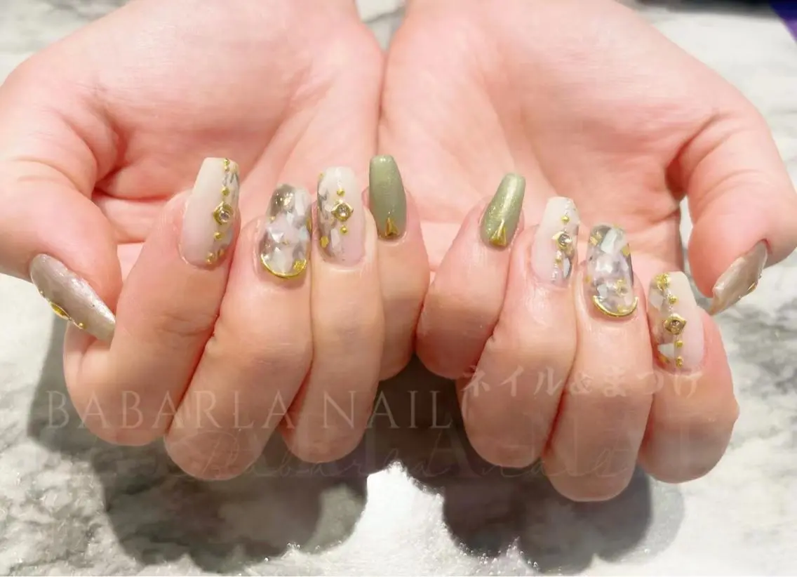 ネイル ゴールド グリーン キラキラネイル ホワイト Babarla nailのネイルデザイン