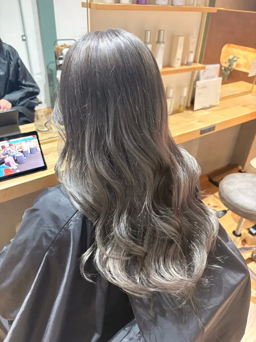 ロング くびれヘア レイヤーカット カット ヘアカラー プルシールエクステ/ ハイトーン/ブリーチのヘアスタイル