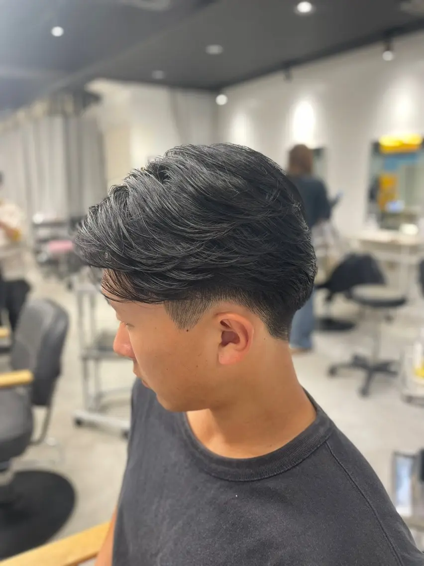 メンズ メンズバレイヤージュ メンズブリーチ センターパート メンズハイライト メンズハイトーン カット 丸山 颯輝斗のヘアスタイル