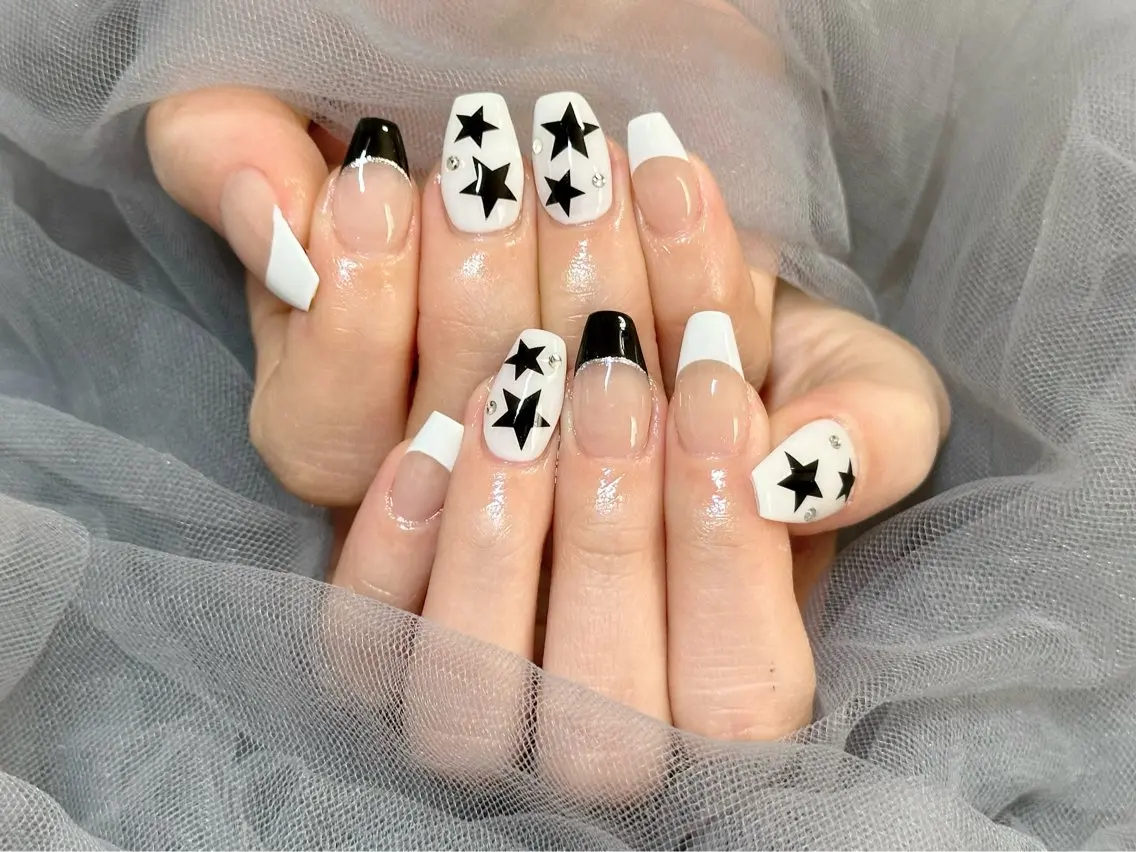 ネイル ホワイト ハンドネイル Nail Salon KURELLYのネイルデザイン