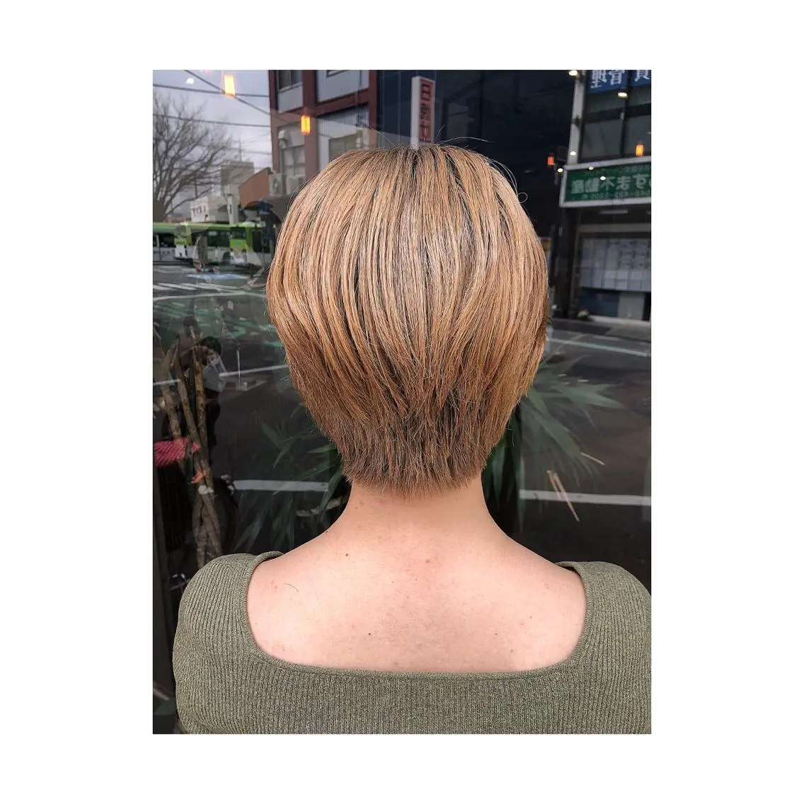 ショート カラー ハンサムショート ベージュカラー ホワイトベージュ ショートヘア あらい なつみのヘアスタイル