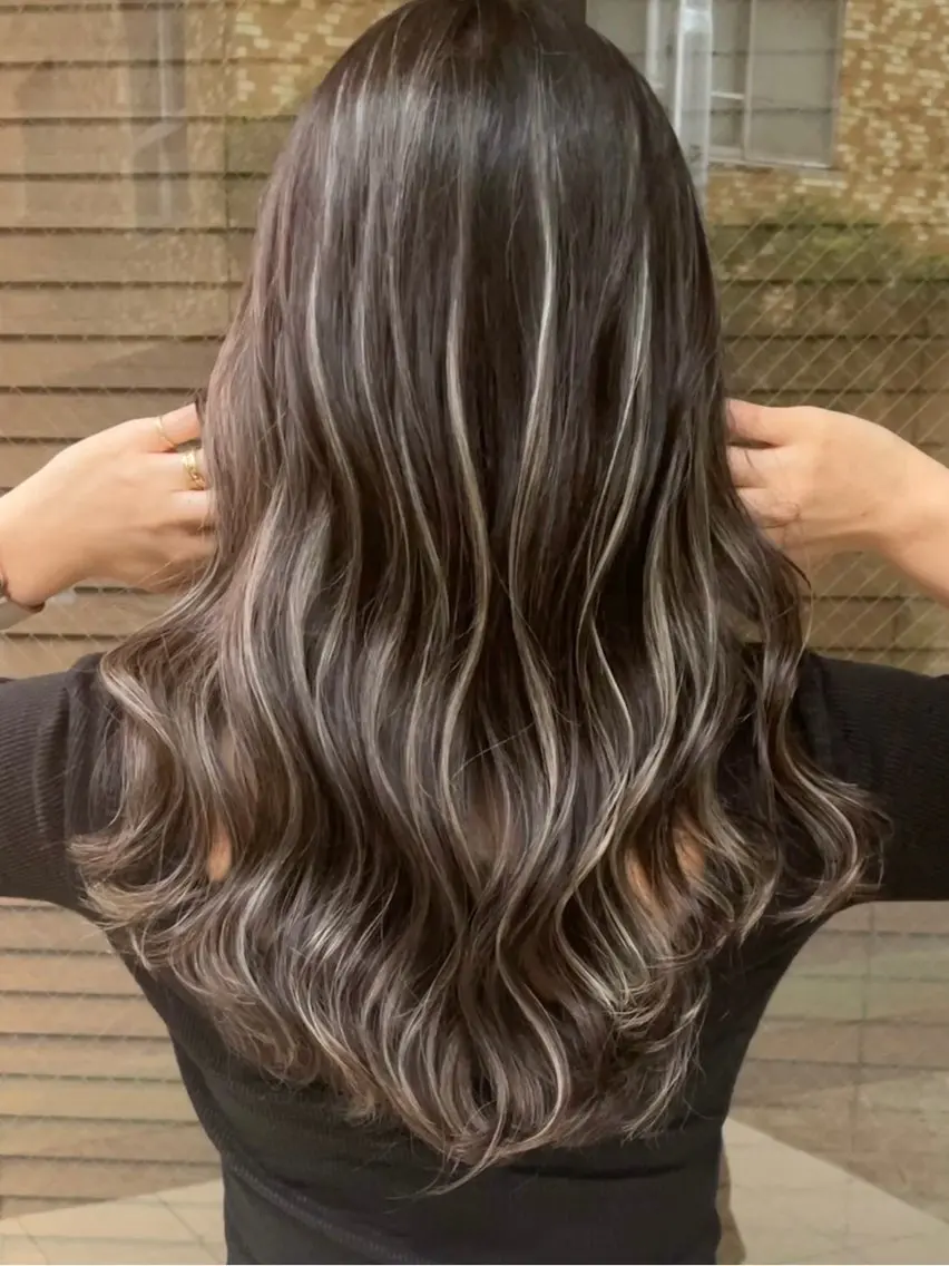 ロング カラー シールエクステ バレイヤージュ ベージュカラー ブリーチ ケアブリーチ カット ヘアカラー 大阪梅田/レイヤー/ ハイライト/yuuのヘアスタイル