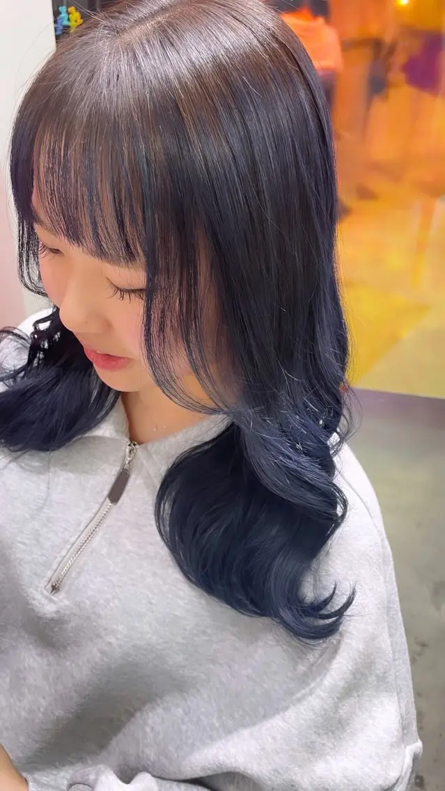 カラー ブリーチ ネイビーカラー Mii. 内田萌々のヘアスタイル