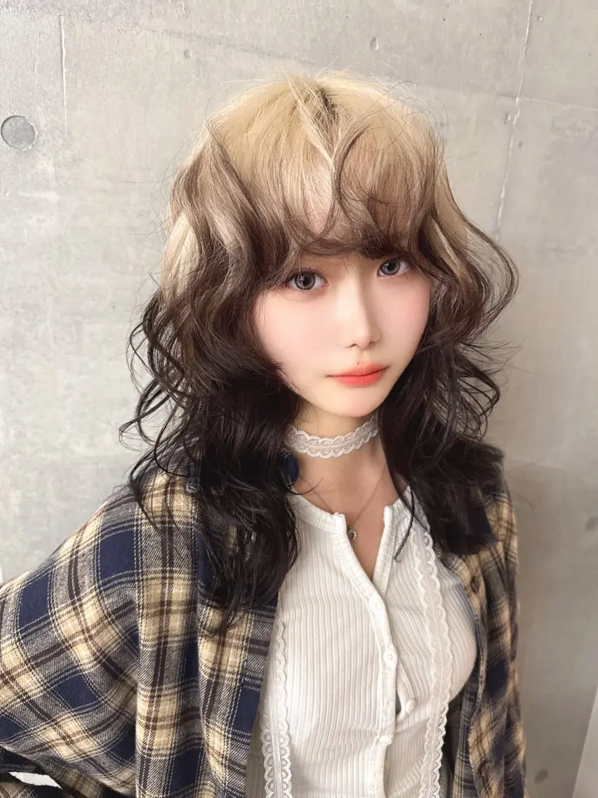 セミロング レイヤーカット デザインカラーウルフ 宙也のヘアスタイル