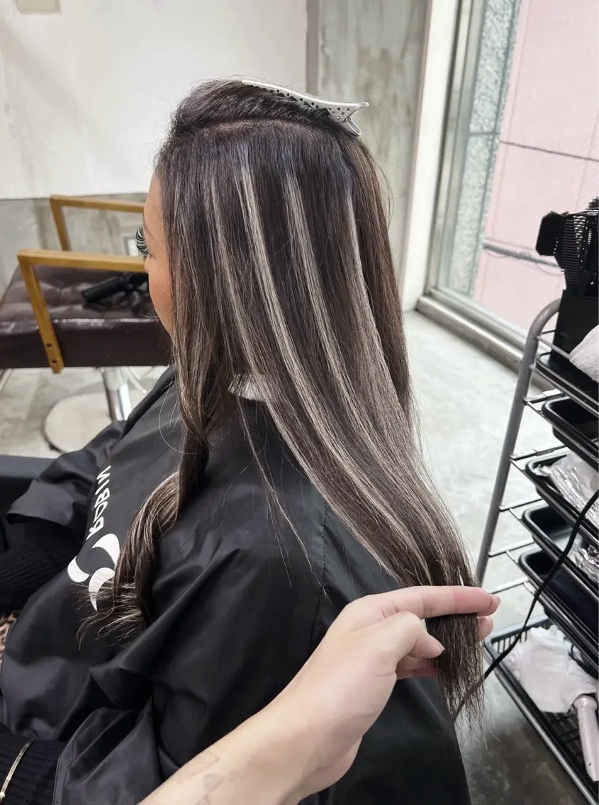 ロング カラー ダークグレー ダークグレージュ グレージュ ハイライトカラー ハイライト ヘアカラー トリートメント 指名数No.1 /NAOYAのヘアスタイル