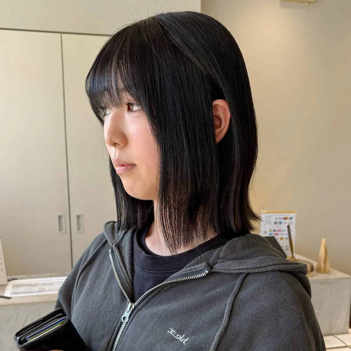 ミディアム カラー 透明感カラー ダークシルバー シルバー 安西 香利奈のヘアスタイル