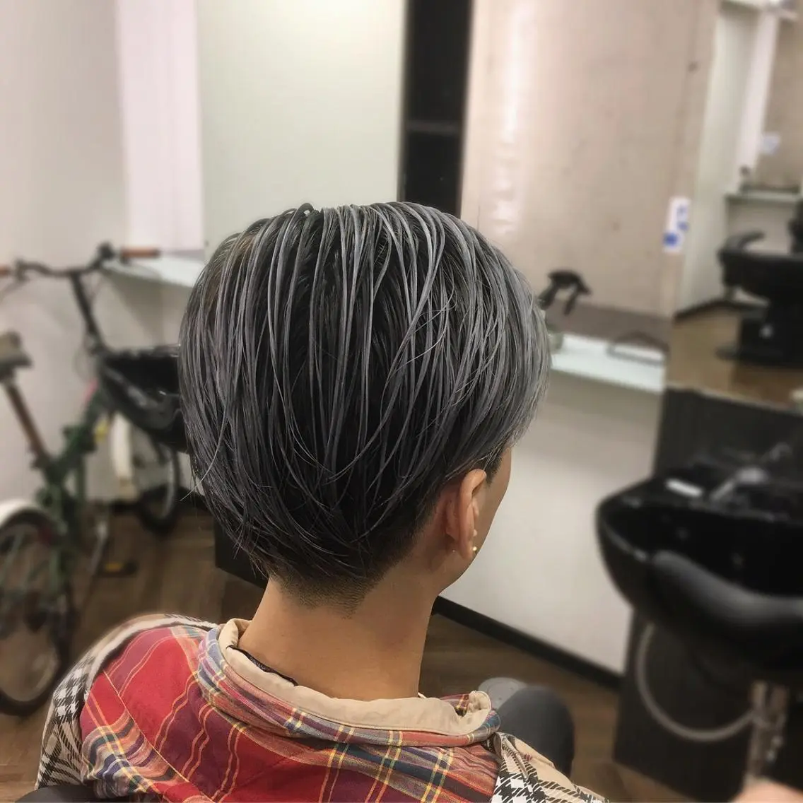 ミディアム カラー メンズ ダークグレー グラデーションカラー シルバー 前田賢生 ご新規様はNGのヘアスタイル