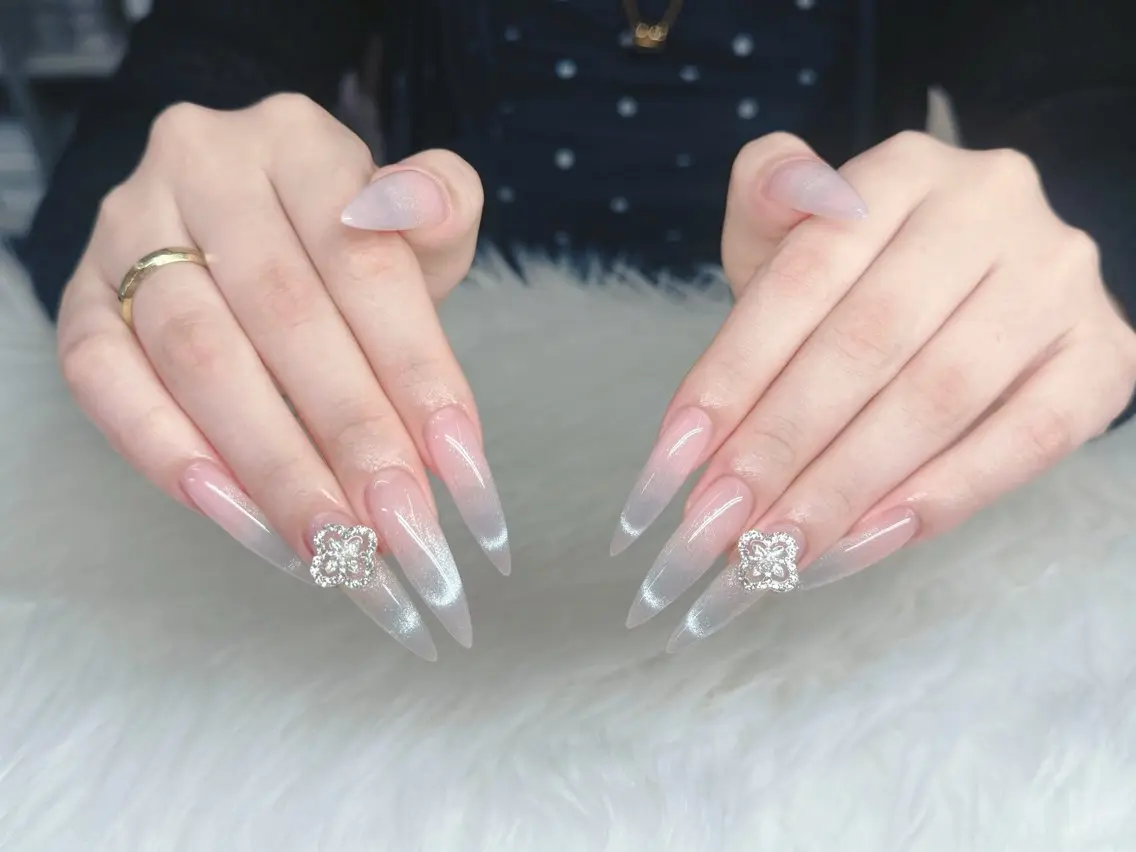 ネイル クリアネイル ジェルネイル グラデーション キラキラネイル 韓国ネイル ハンドネイル GOHOUBI Nail 心斎橋店のネイルデザイン
