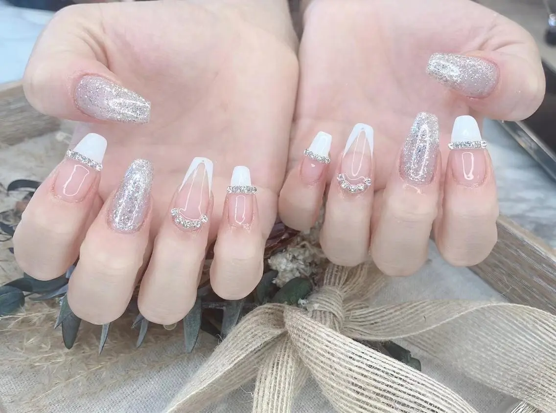 ネイル フレンチネイル ラメ(グリッター) シルバー ホワイト babarla Nailのネイルデザイン