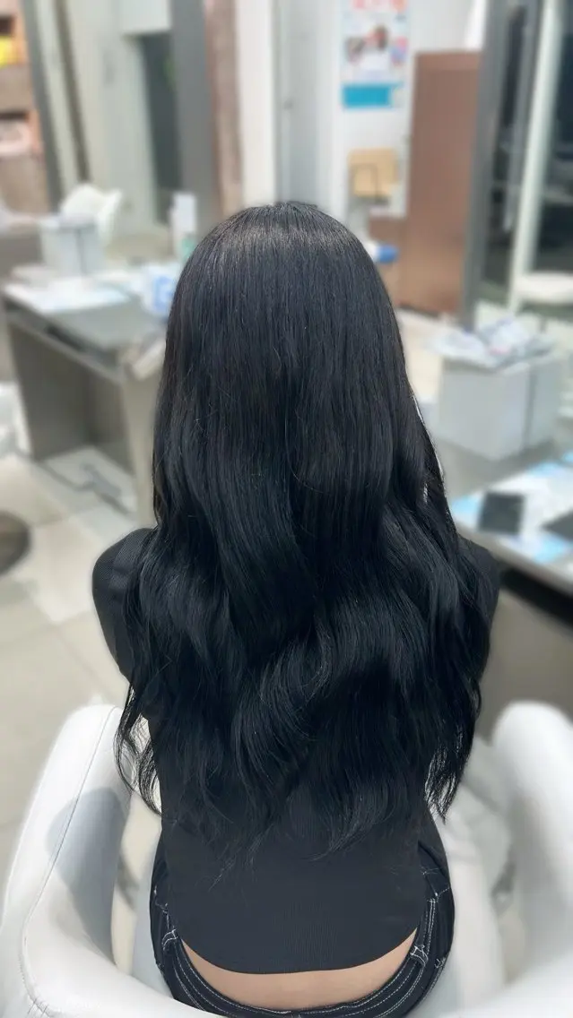カラー 黒髪 ブルーカラー ブルーブラック 学生 ヘアカラー 岡野 真帆のヘアスタイル