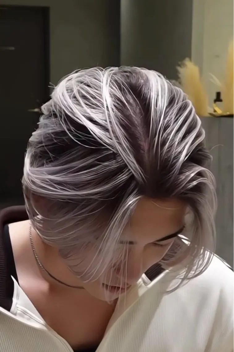 カラー メンズ メンズバレイヤージュ バレイヤージュ シルバー ホワイトシルバー ヘアカラー 表参道/ハイライト バレイヤージュのヘアスタイル