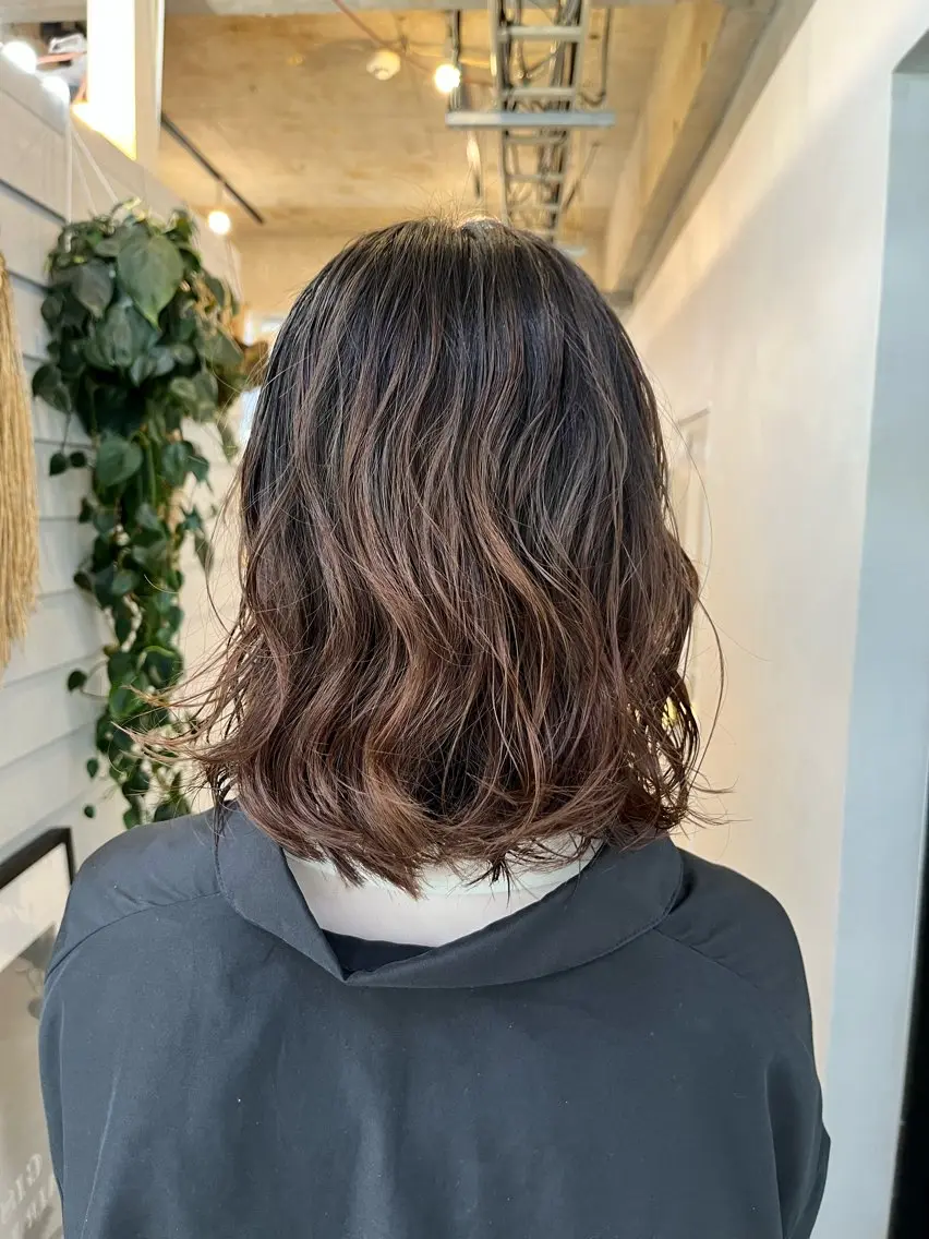 ミディアム パーマ ミディアムパーマ スパイラルパーマ ブリーチ有無Wカラー メンズパーマ大成のヘアスタイル