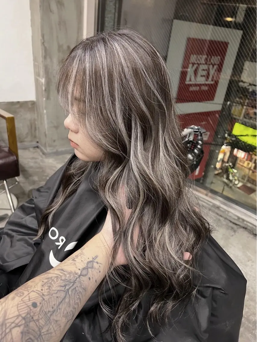 ロング カラー ダークグレー ダークグレージュ グレージュ ハイライトカラー ハイライト ヘアカラー トリートメント 指名数No.1 /NAOYAのヘアスタイル