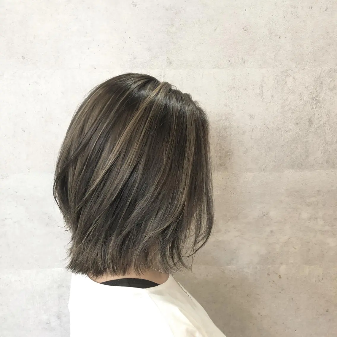 ミディアム カラー グレージュ ハイライトカラー ハイライト 髪質改善で 憧れの潤艶美髪にのヘアスタイル
