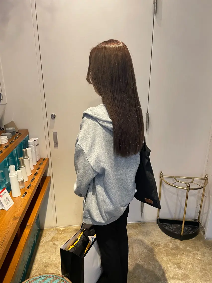 ロング カラー ブリーチ グレージュ カット ヘアカラー トリートメント MIOベージュカラー 柔らかいカラーのヘアスタイル