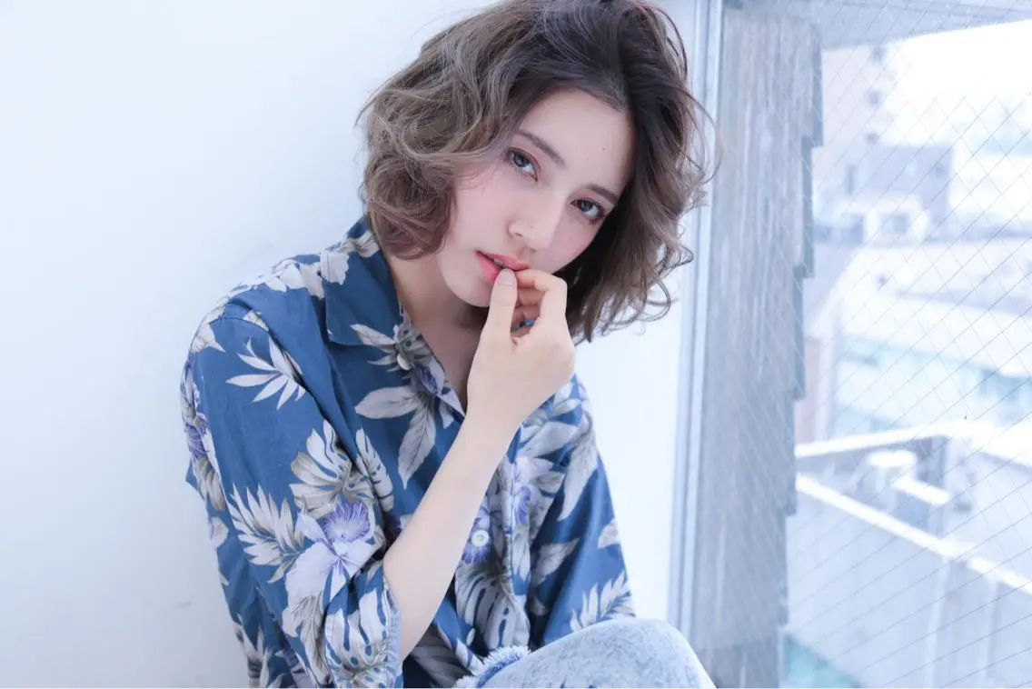 ミディアム カラー 透明感カラー グラデーションカラー グレージュ コテ巻き風パーマ SHONOのヘアスタイル