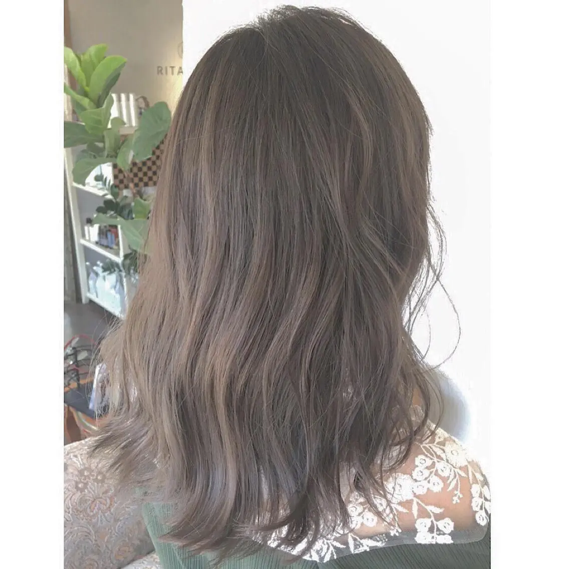 セミロング カラー アッシュ ベージュカラー エグチ アキラのヘアスタイル