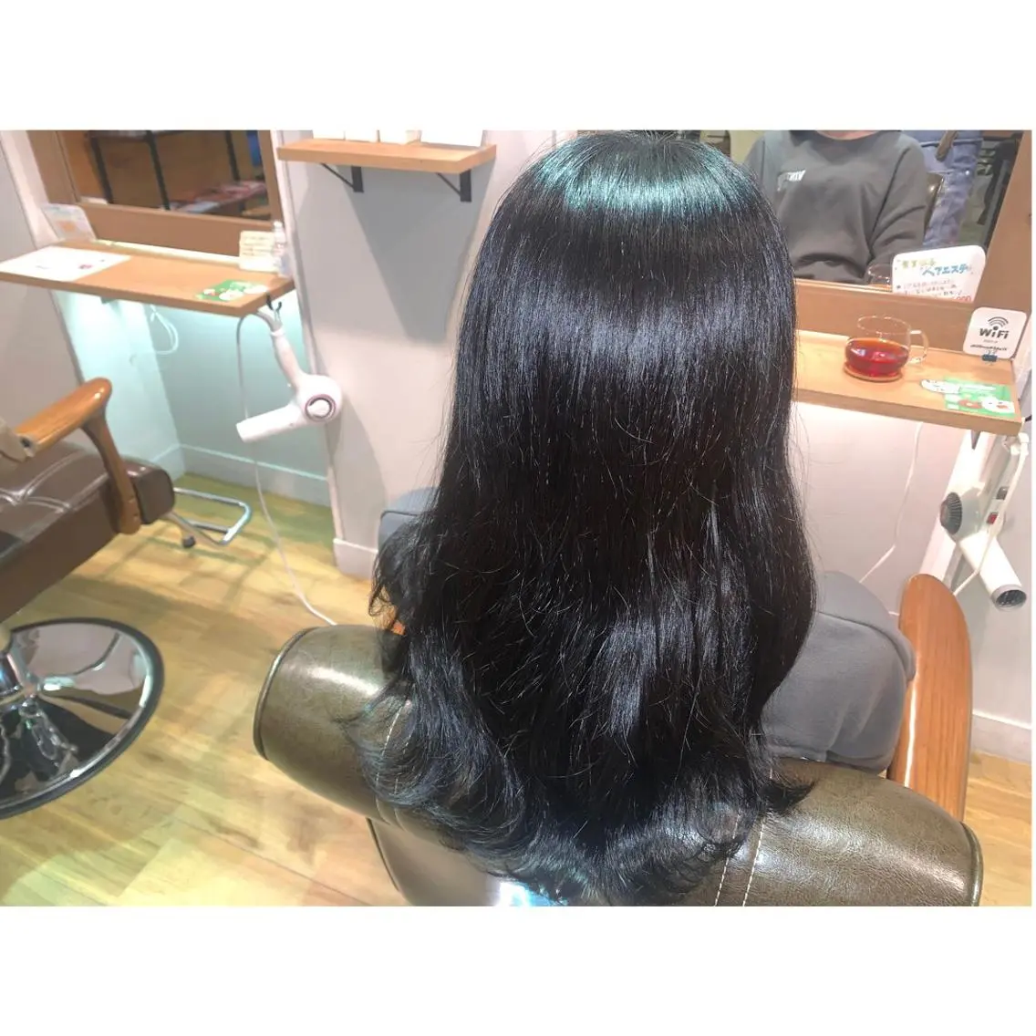 ロング カラー 黒髪 ブルーカラー ブルーブラック ヘアカラー トリートメント ツキダテ ユイのヘアスタイル