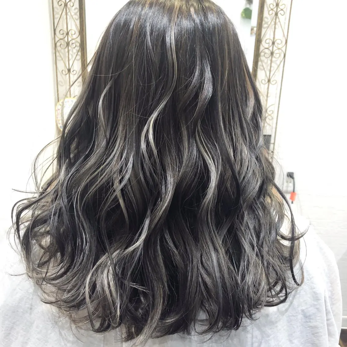 セミロング カラー グレージュ ハイライトカラー シルバー ホワイトシルバー ハイライト 皆巳 達郎のヘアスタイル