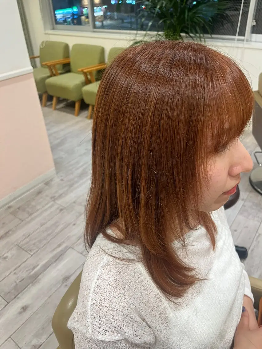 セミロング ヘアカラー あだち まおのヘアスタイル