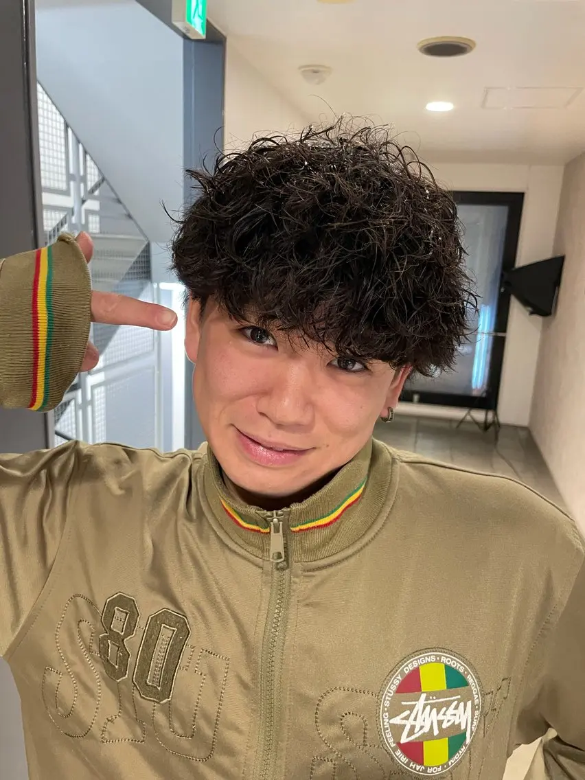 ミディアム パーマ メンズ ミディアムパーマ メンズパーマ 波巻きパーマ 藤井 響のヘアスタイル