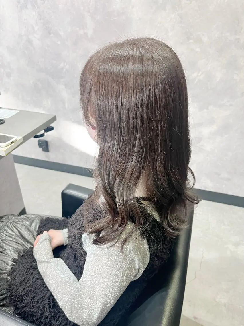 セミロング カラー ベージュカラー ラベンダーカラー ラベンダーベージュ ヘアカラー 伊藤 由妃乃のヘアスタイル