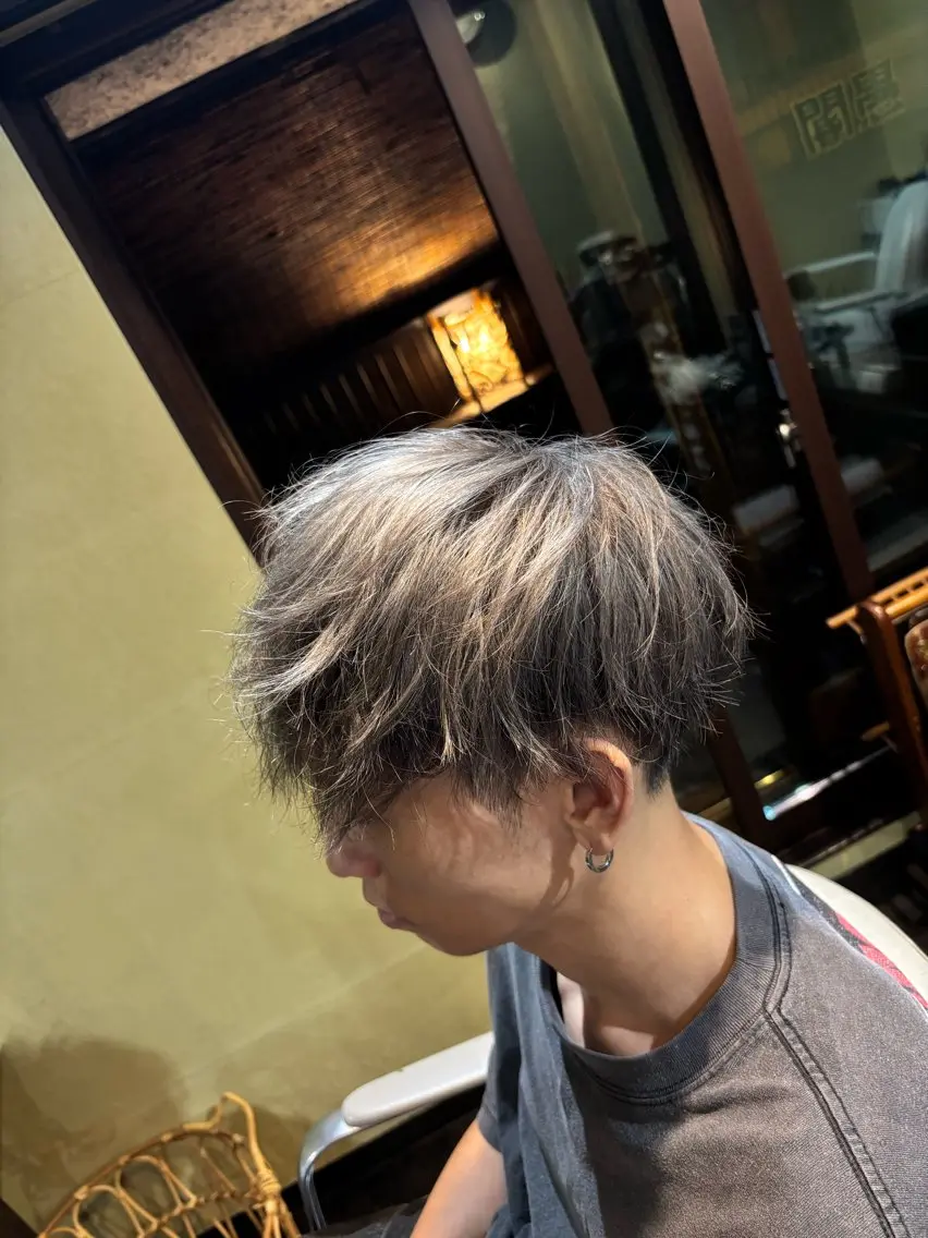 ミディアム カラー メンズ メンズブリーチ ブリーチ グレージュ カット ヘアカラー メンズカットモデル 中西弘樹のヘアスタイル