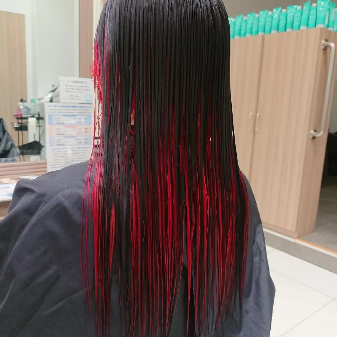 セミロング カラー 黒髪 ブリーチ ケアブリーチ インナーカラー レッドカラー ウルフカット/デザイ ンカラー/あらげのヘアスタイル